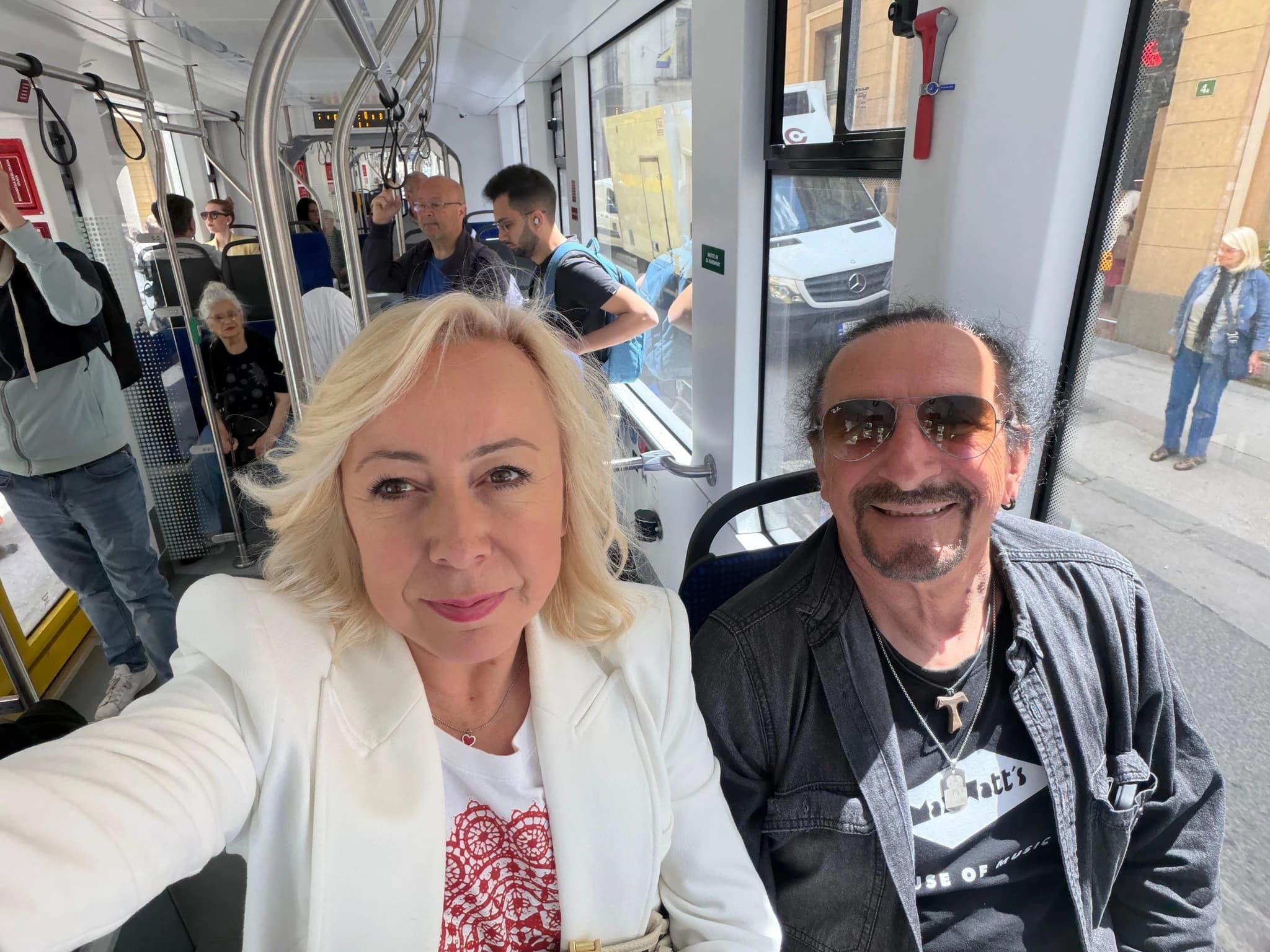 Željko Bebek sa suprugom Ružicom stigao u Sarajevo: "Malo tramvajem, malo uspomenama..."