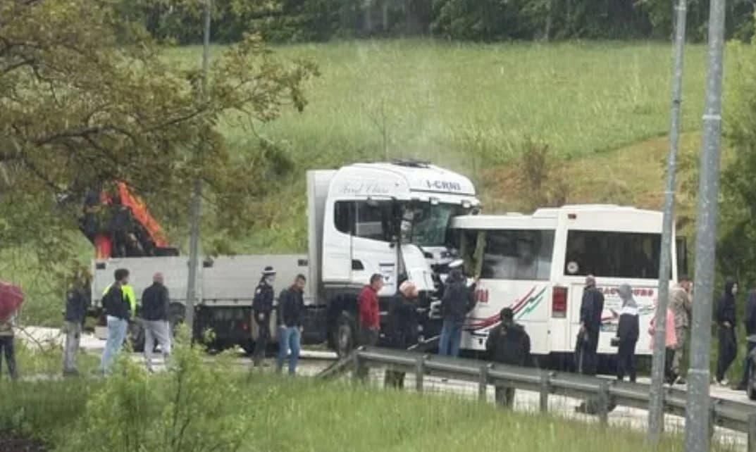 Jedna osoba poginula u sudaru autobusa i kamiona u Mrkonjić Gradu