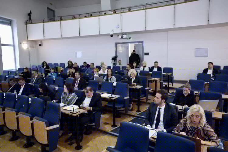 Vlada KS u ostavci samo gomila kredite
