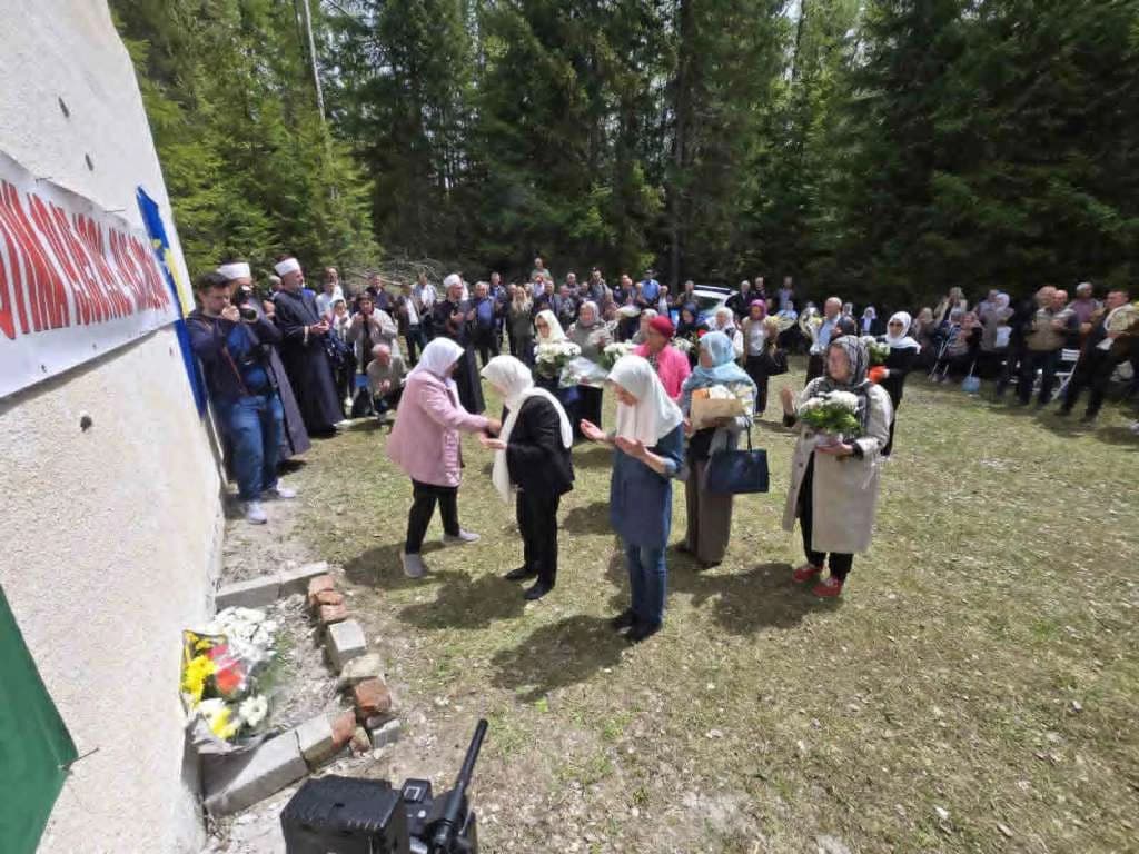Obilježena 34. godišnjica masakra na Mostini kod Čajniča: Srpski zločinci su u lovačkom domu ubili 42 Bošnjaka