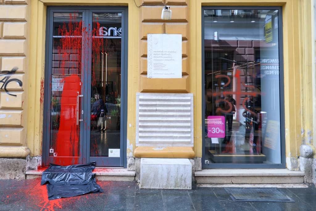 Uhapšen osumnjičeni za posipanje crvene farbe i ispisivanje "4S" na dvije radnje u Ferhadiji u Sarajevu