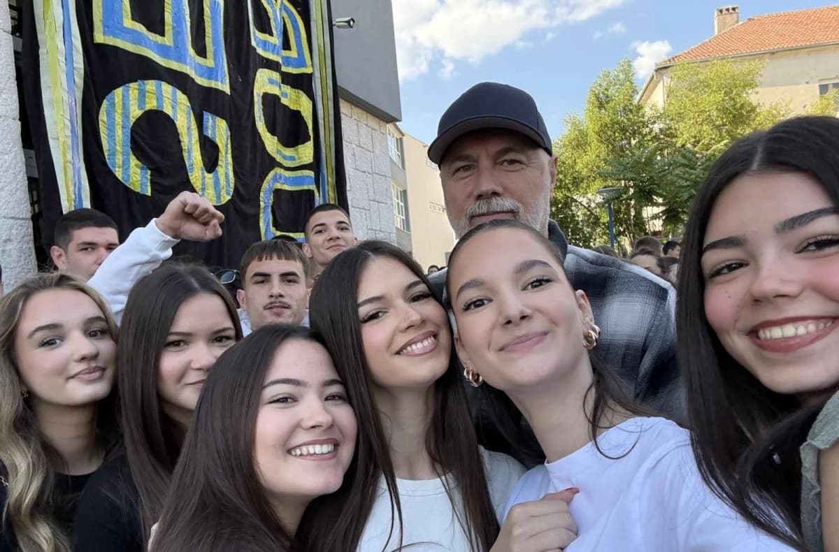 Barbarez se rado fotografisao sa školarcima