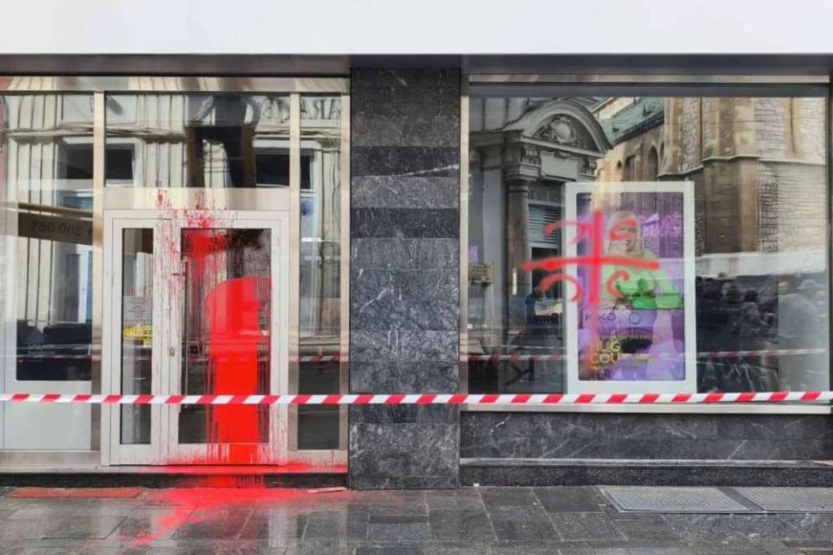 Uhapšen i drugi osumnjičeni za posipanje crvene farbe i ispisivanje "4S" na radnjama u Ferhadiji