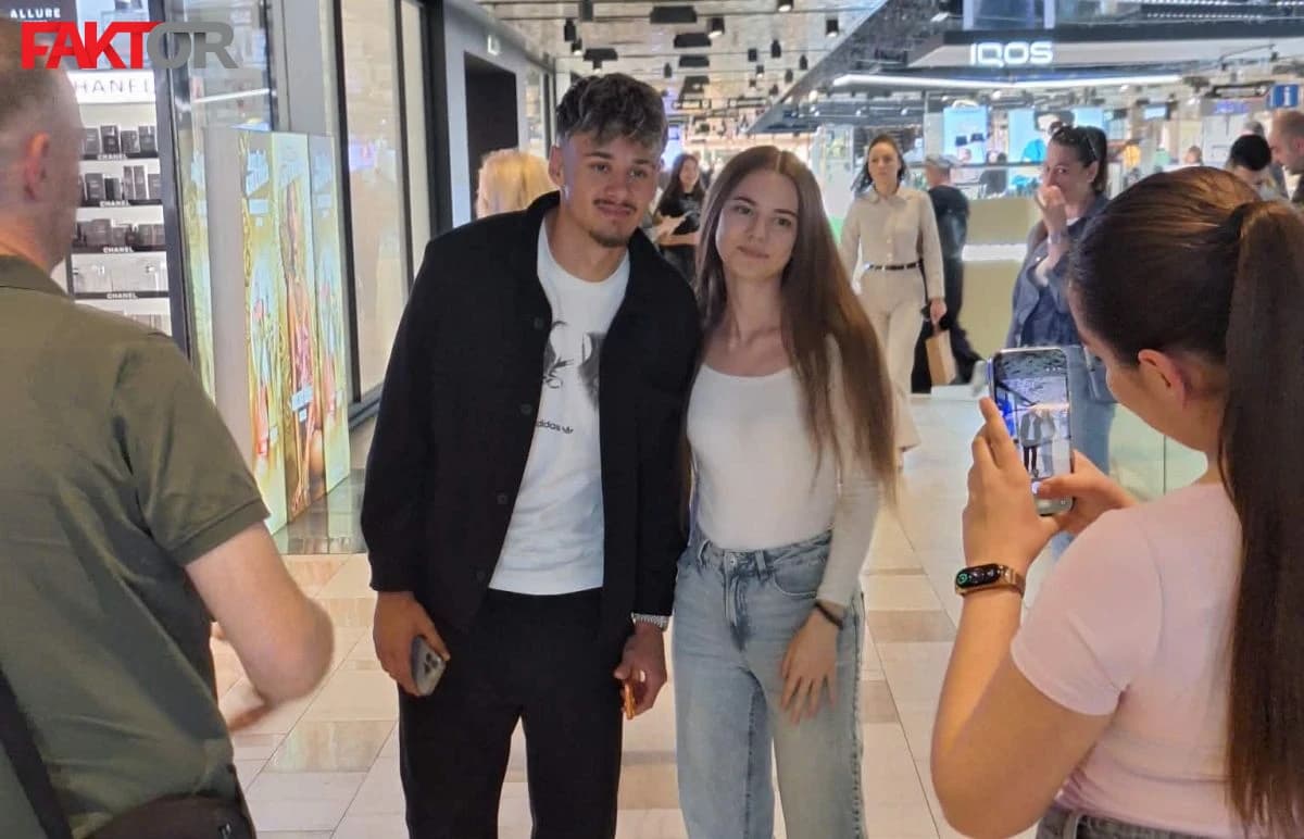 Svi su željeli fotografiju sa Alajbegovićem