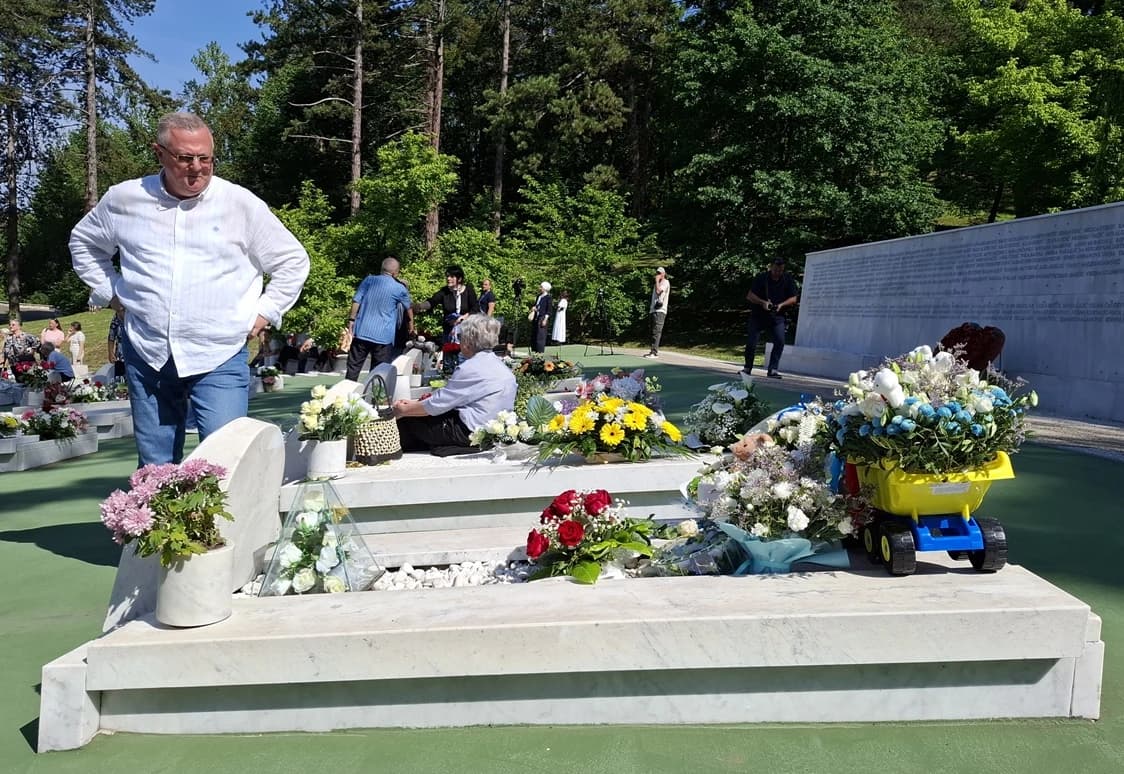 Dino Kalesić na Sandrovom mezaru