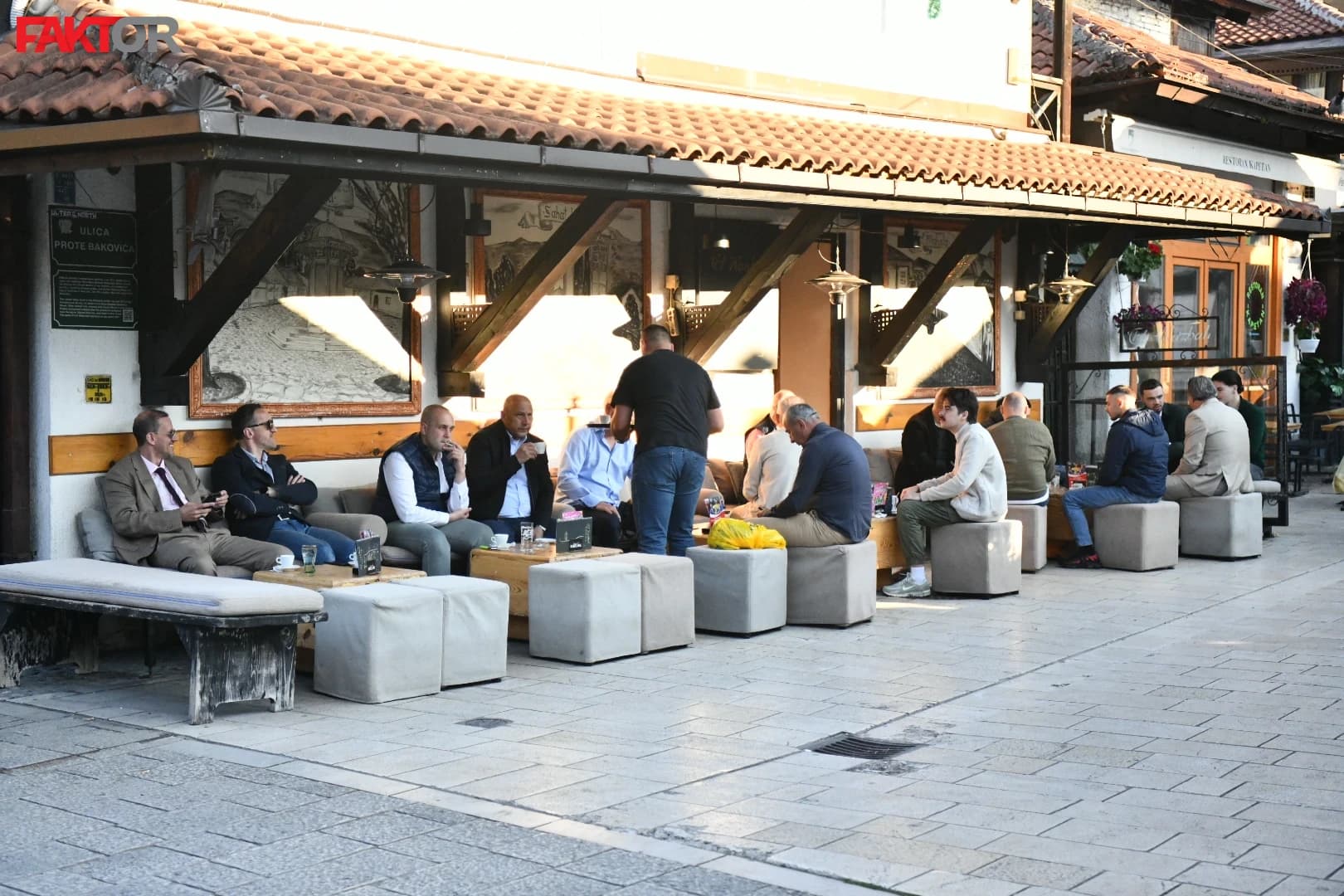Bajramska radost u srcu Sarajeva: Kafa, cvijeće, prijateljski zagrljaji