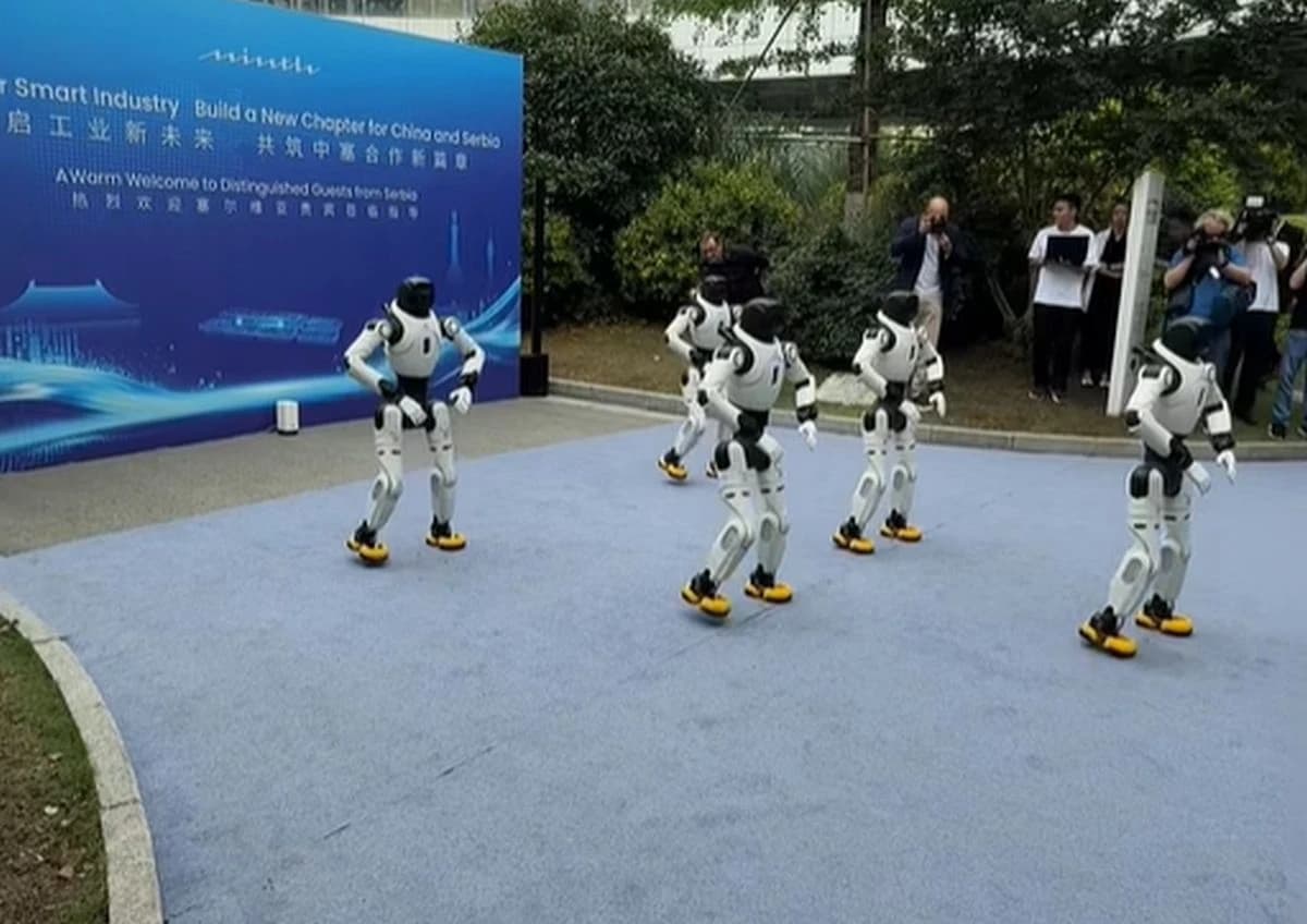 Vučića u Kini dočekali roboti koji su zaigrali kolo