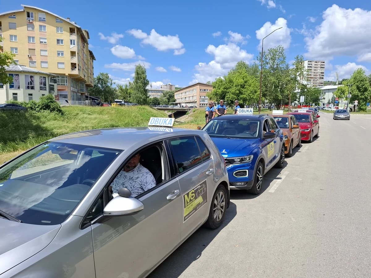 Vozila autoškola pred Ministarstvom obrazovanja i nauke TK