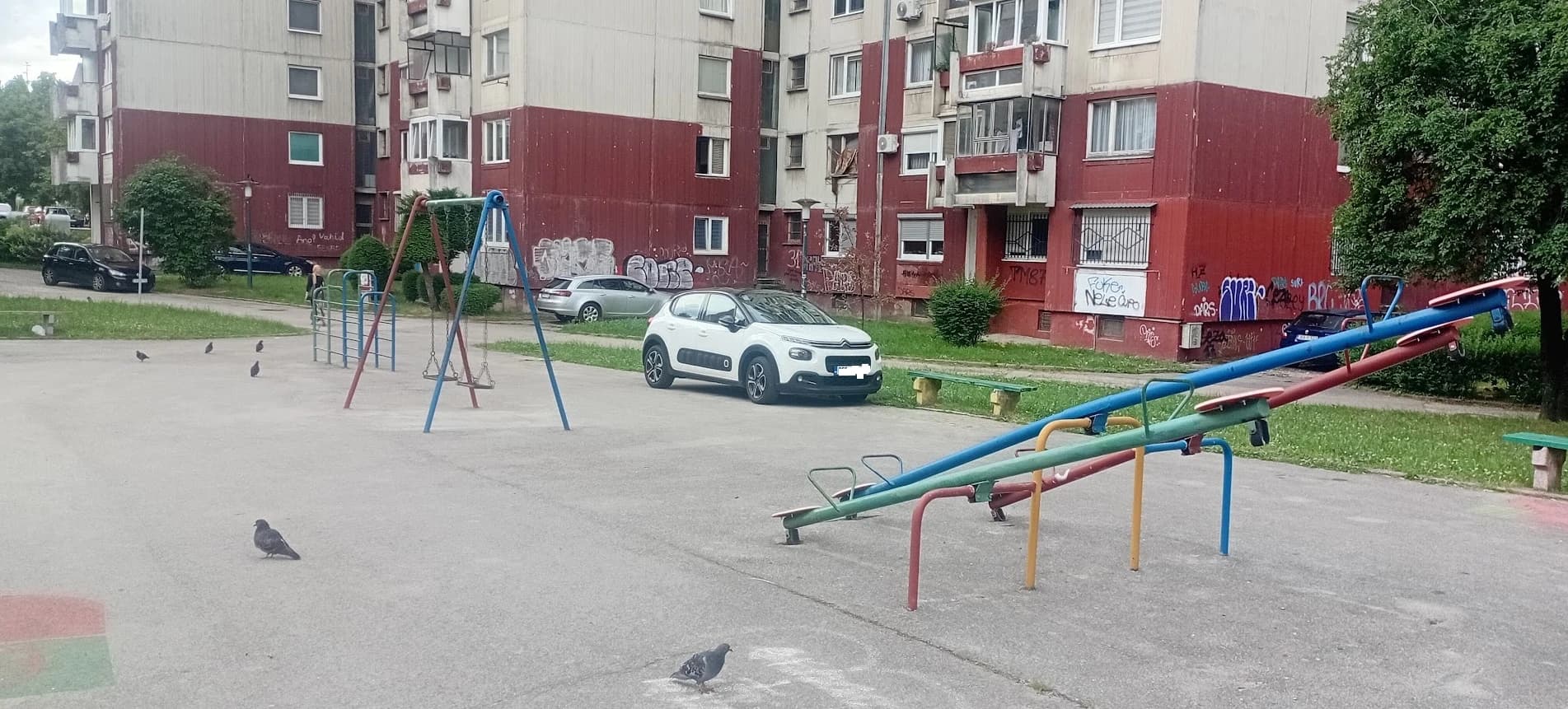 Ma može se na Alipašinom Polju ostaviti automobil i na dječijem igralištu...
