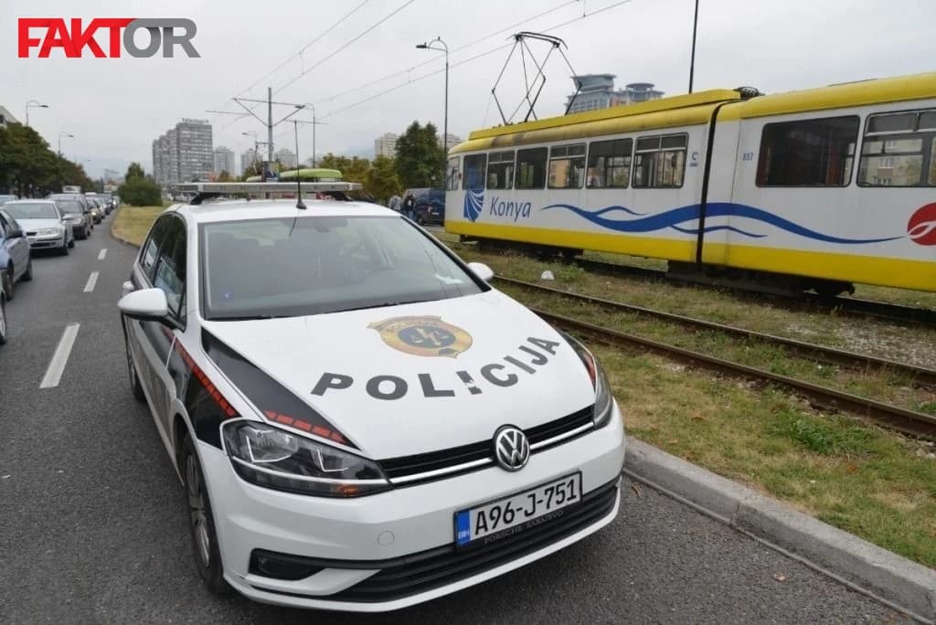 Stariji muškarac i maloljetnica sukobili se zbog sjedišta u tramvaju, svjedoci šokirani: Bio je agresivan, uhvatio je...