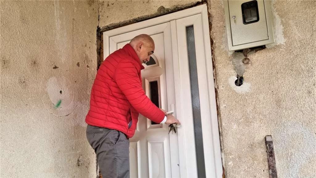 Nedim Salaharević ispred svoje kuće u Vlasenici