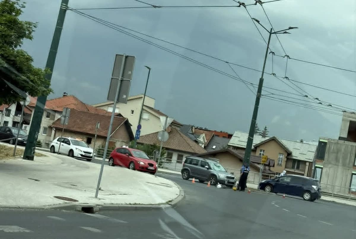 Sarajevo: U sudaru s automobilom povrijeđena osoba na romobilu, prevezena je u bolnicu