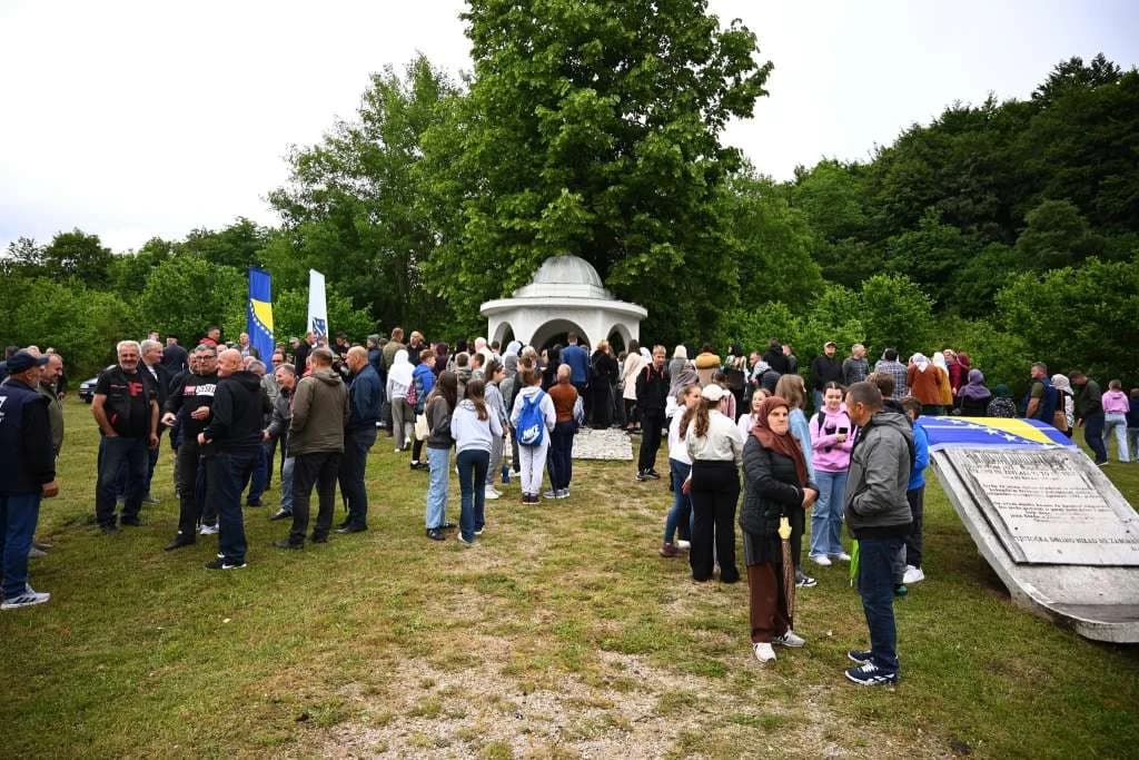 Odavanje počesti ubijenima
