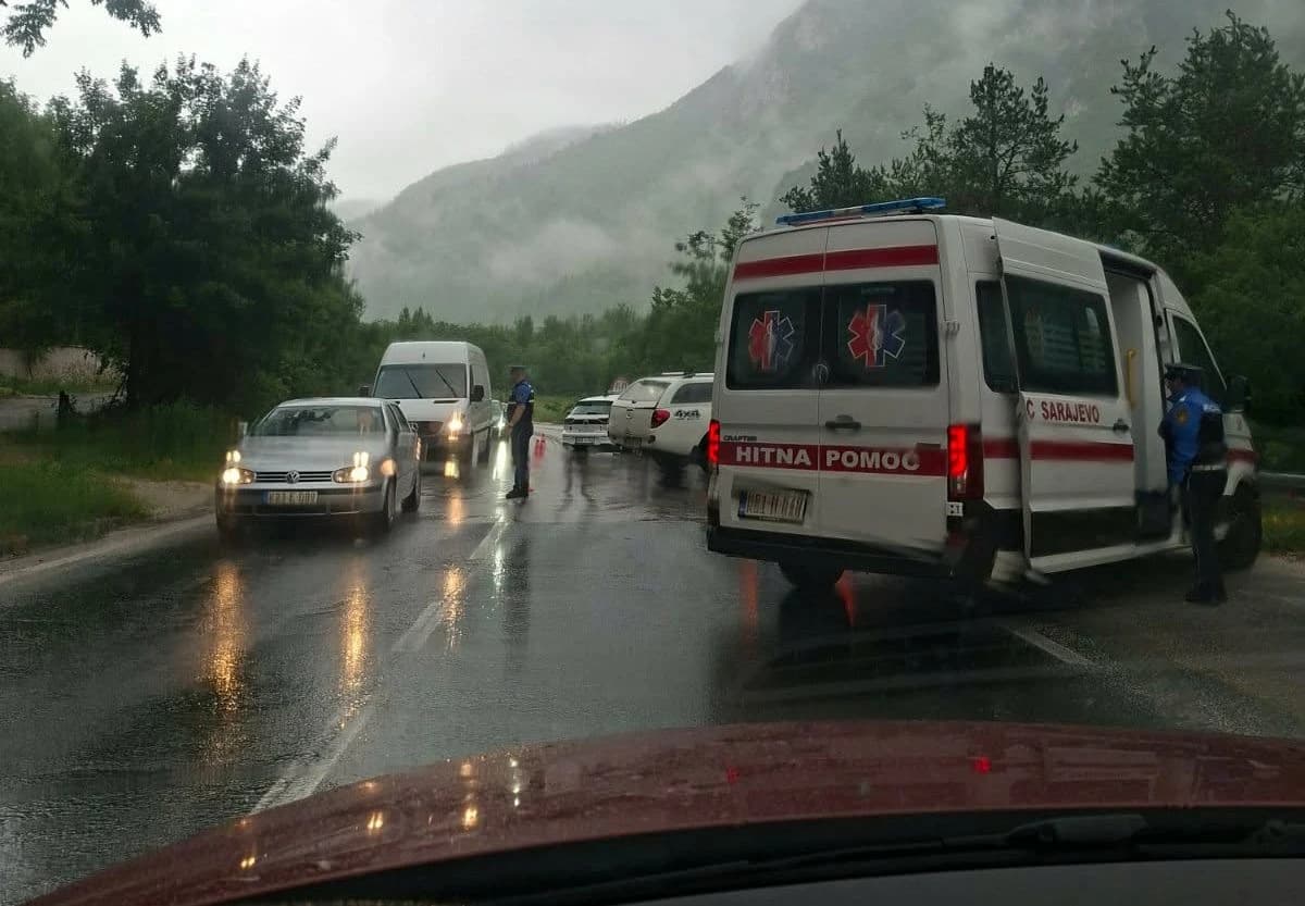 Saobraćajna nesreća na Lapišnici: Jedna osoba prebačena u KCUS