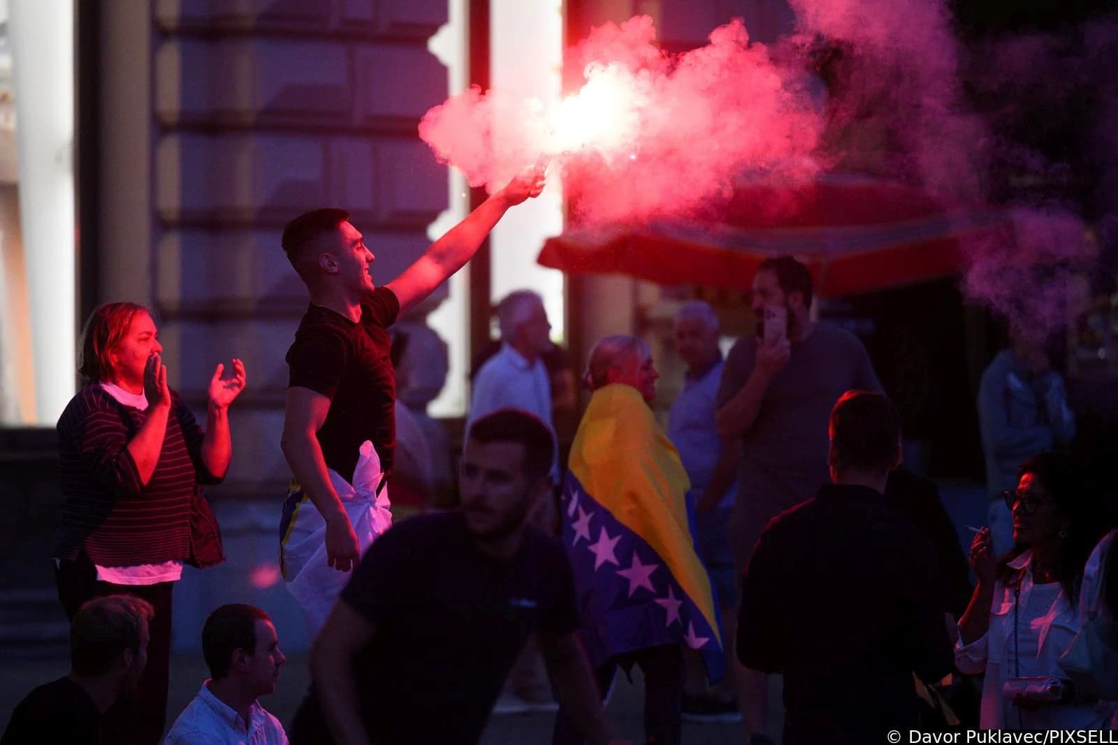 Ludnica u Zagrebu: Podrška Zmajevima stigla s Trga bana Jelačića