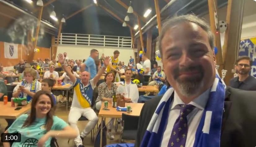 Ambasador Bojan Šošić sa navijačima u Stockholmu