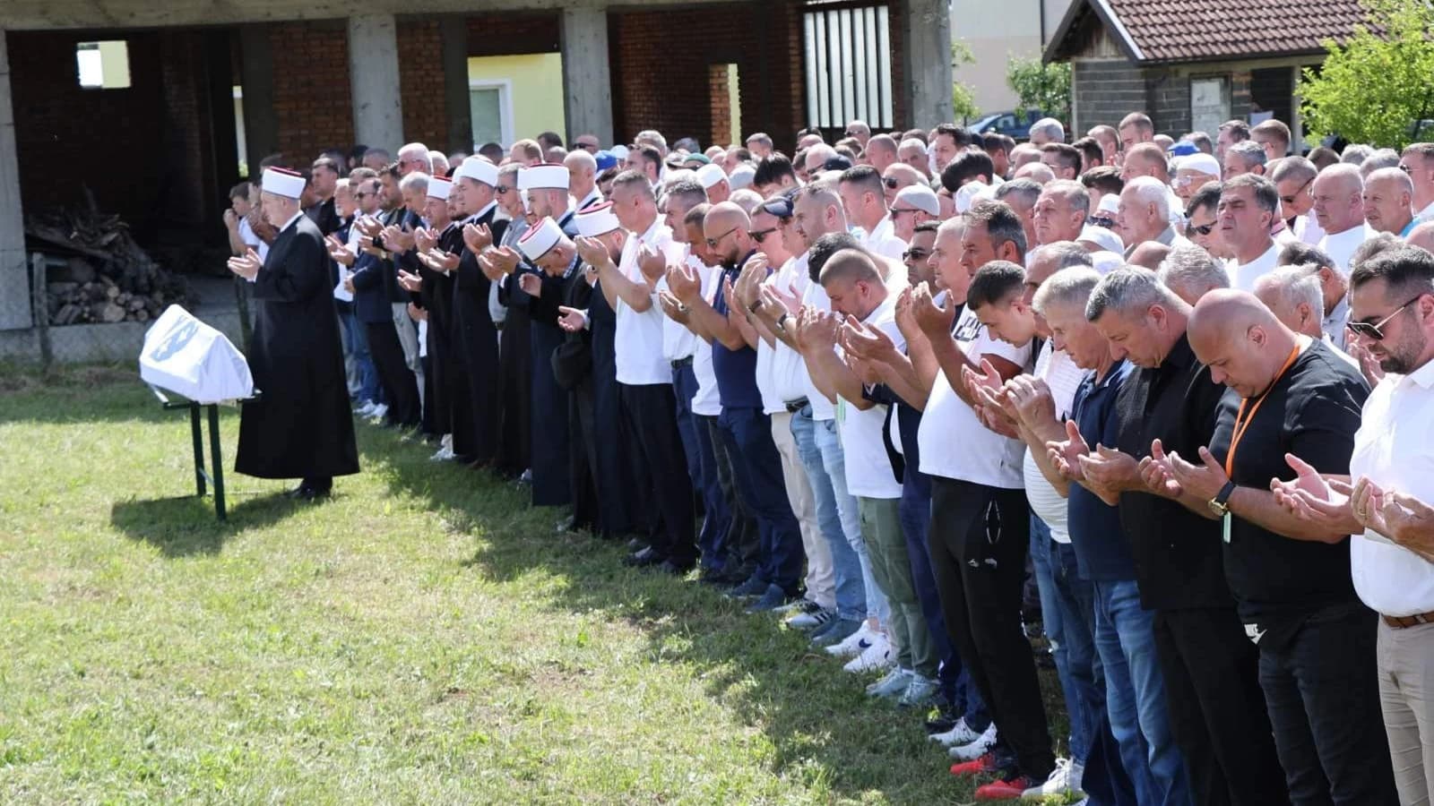 Han Ploča pamti svoje šehide: Nedžad je nakon više od tri decenije u mezar spustio kosti svog oca Emsada Ahmića