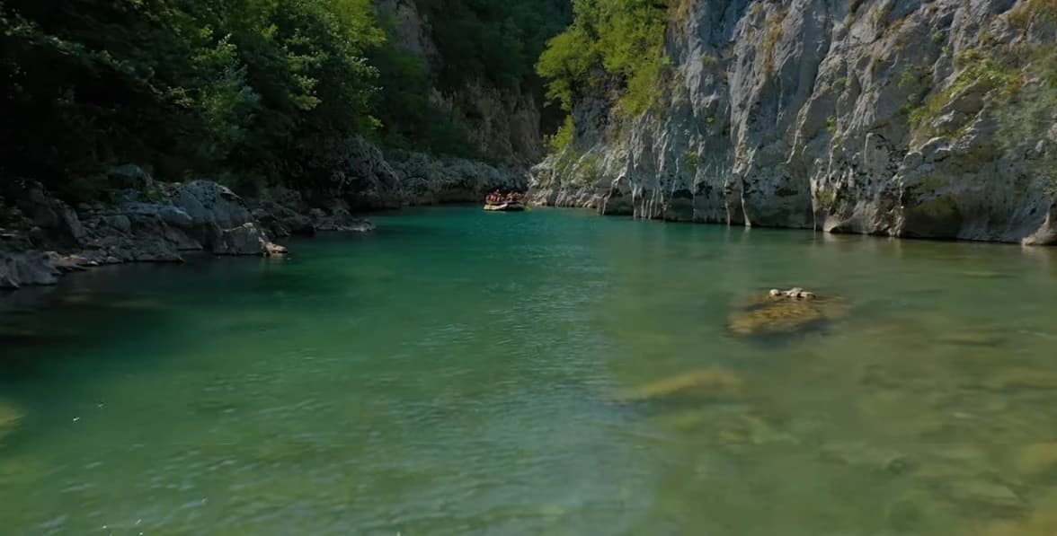 Uhapšeni vlasnik rafting kluba i skiper nakon pogibije muškarca u Neretvi