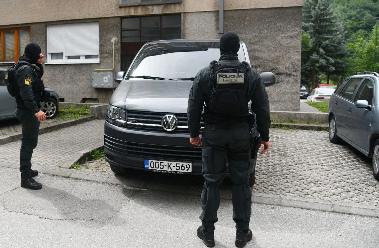 U pretresu na području Vogošće pronađeni pištolj i automatska puška