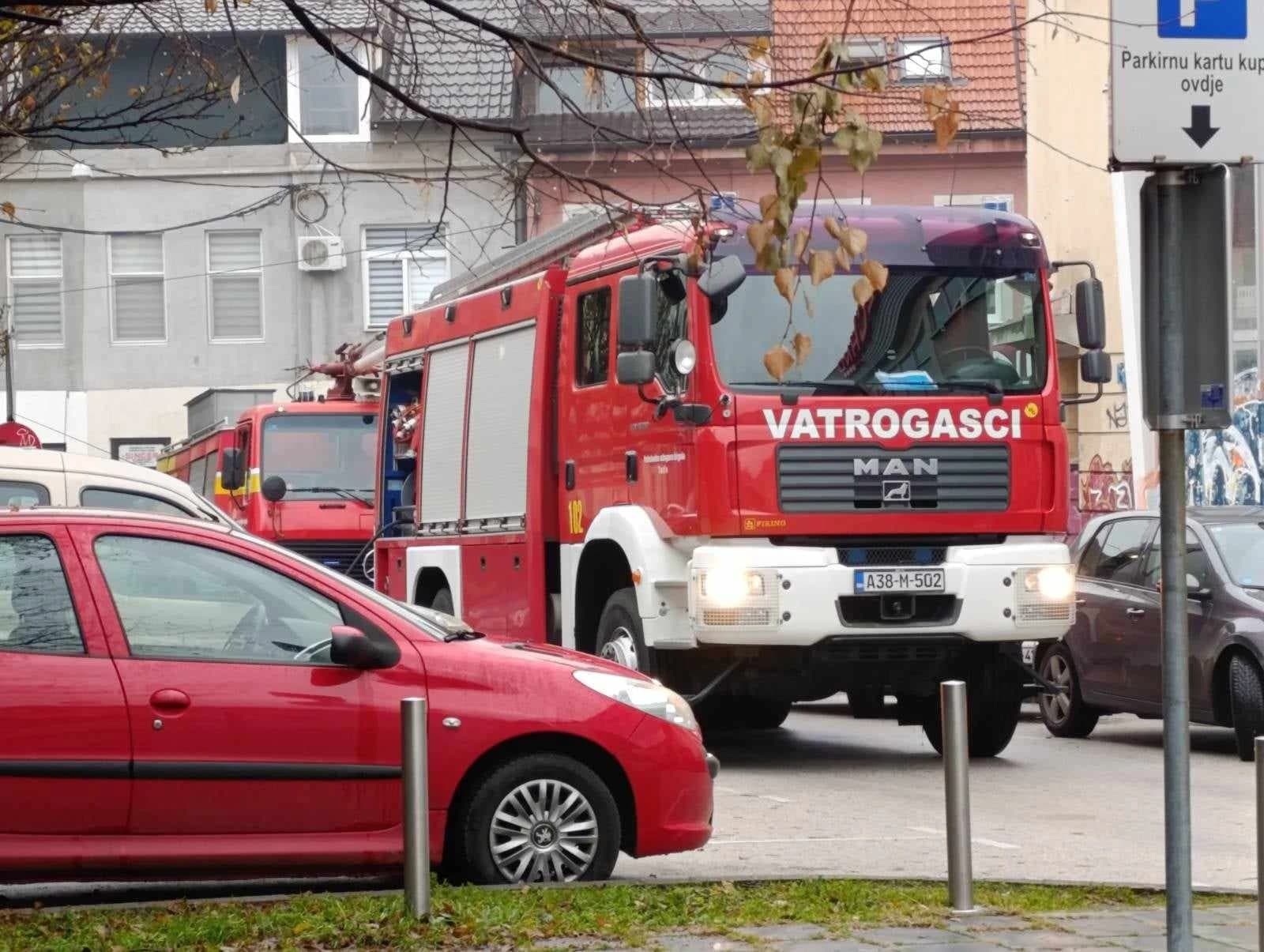 Na autoputu kod Raštelice zapalio se kamion, intervenirali vatrogasi