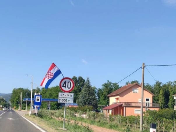 Nakon što su uklonjene zastave BiH, po Čapljini postavljene zastave Hrvatske