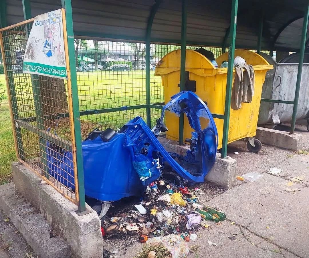 Neko je ponovo zapalio kontejnere u Novom Sarajevu