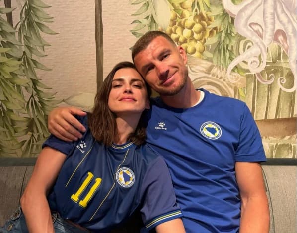 Amra Džeko bodrila je sinoć svog Edina na utakmici protiv Švicarske: Pogledajte šta je nosila