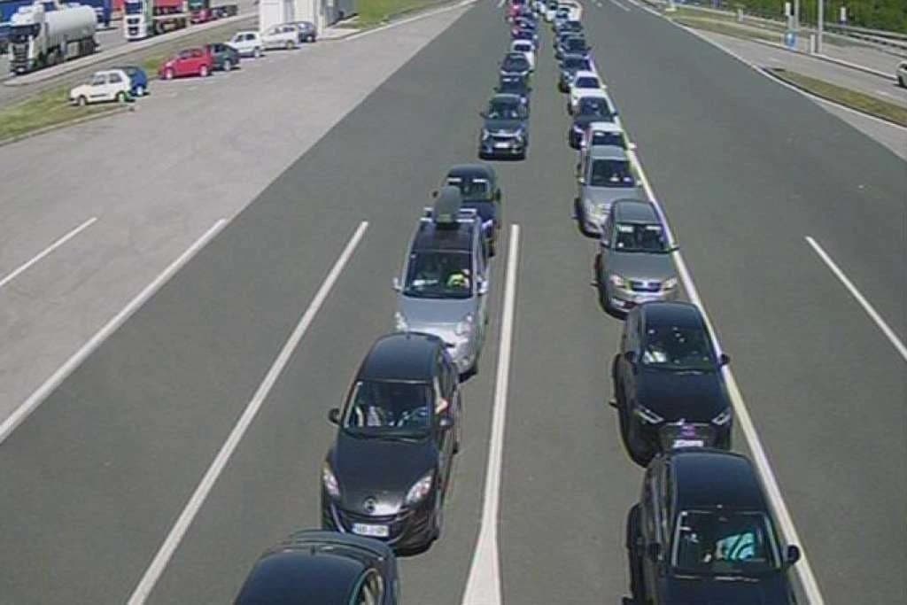 Svi krenuli prema moru: Od jutros velike gužve na graničnim prijelazima, kolona na Bradini