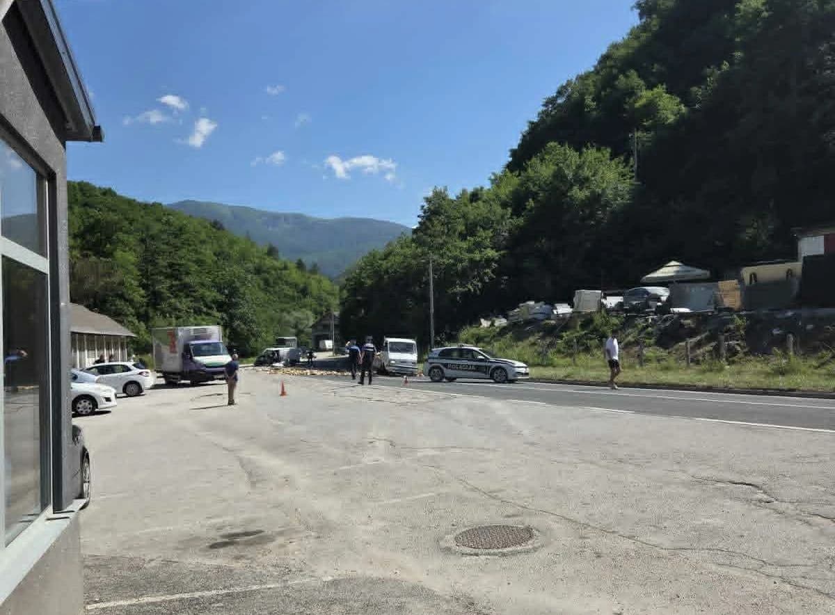 U sudaru dva kombija i kamiona kod Hadžića povrijeđene dvije osobe