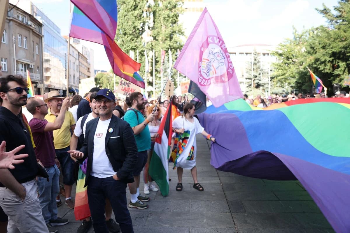 Povorka ponosa u Sarajevu pod sloganom "Sve nam boje dobro stoje": Brojni političari u masi
