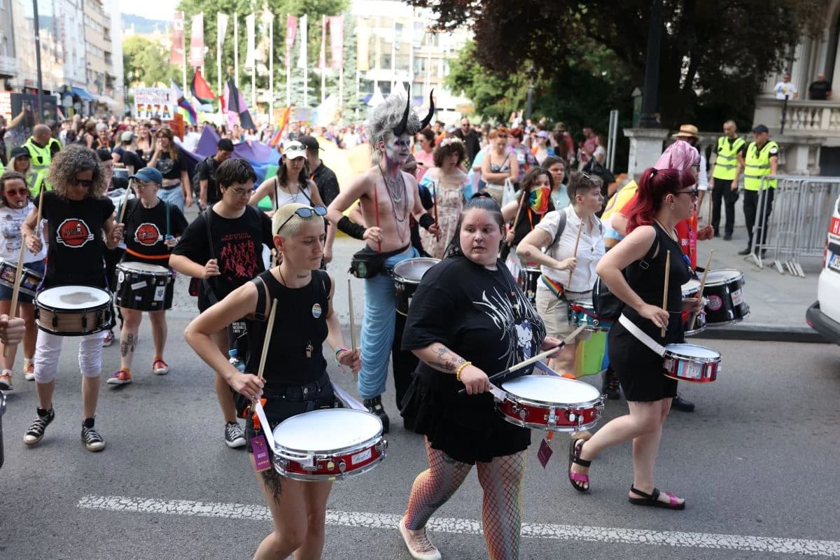 Sedma sarajevska LGBTIQ+ parada završena bez incidenata, skupu prisustvovalo blizu 500 učesnika