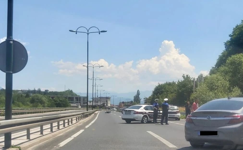 Nesreća na brzoj cesti u Sarajevu, motorista prevezen na KUM