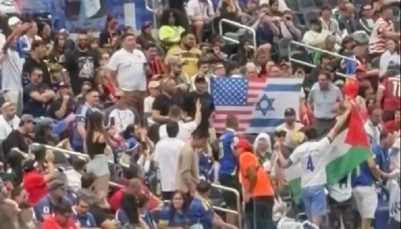 Navijač BiH razvio palestinsku zastavu pored osobe s izraelskom i američkom zastavom