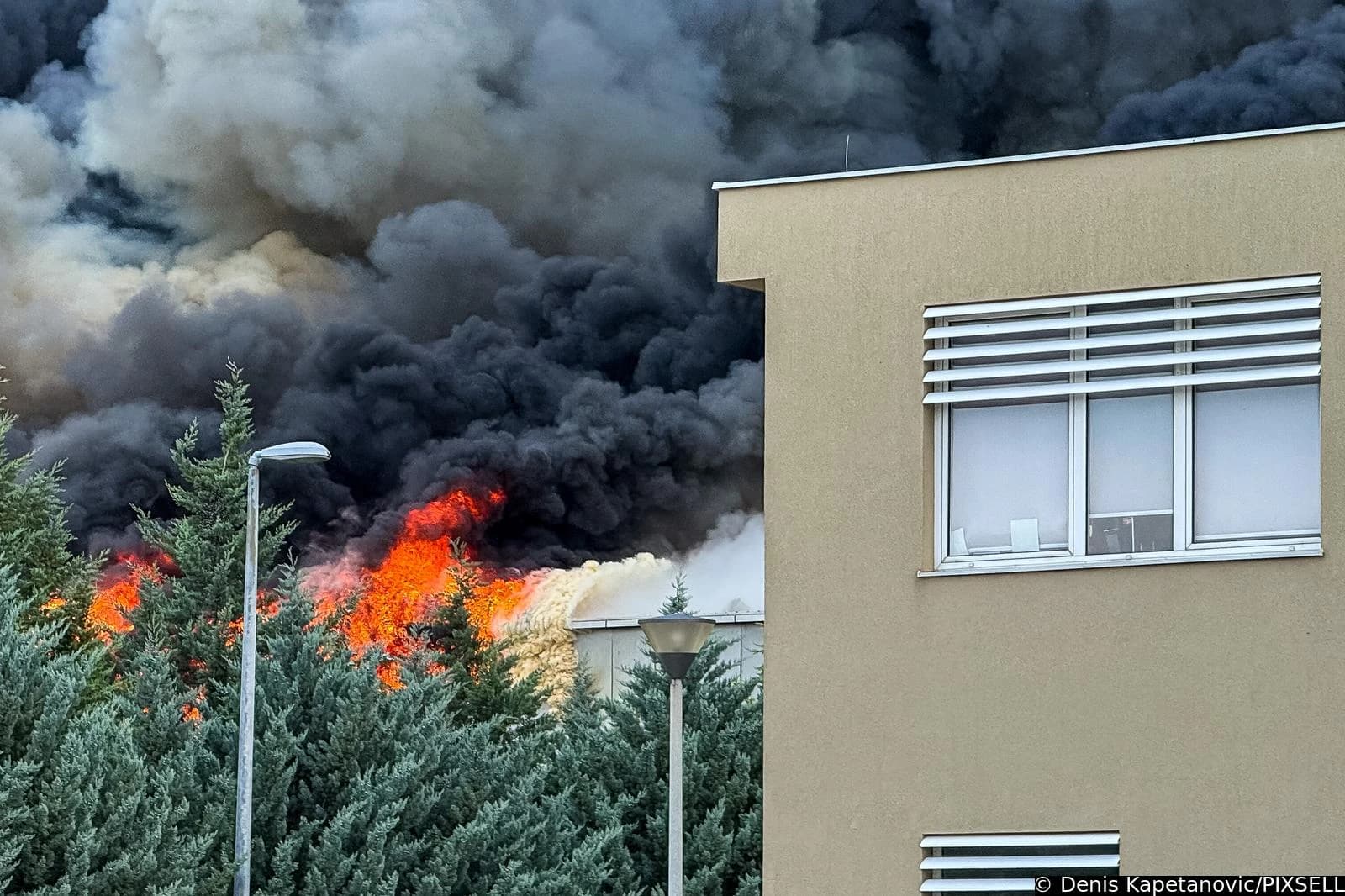 Eko Akcija o požaru u Mostaru: Ne treba zatvoriti prozore, već evakuisati sve ugrožene