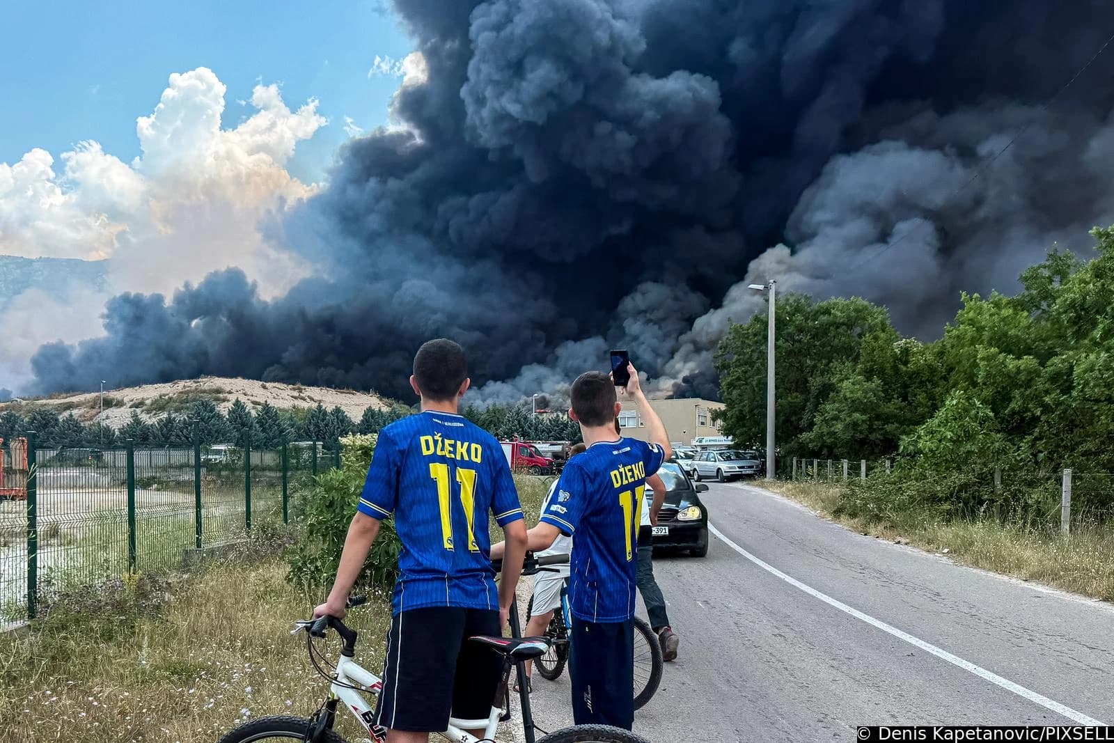 Uborak i dalje gori, vatrogasci na terenu, dim se širi: Grad Mostar očekuje pomoć viših nivoa vlasti