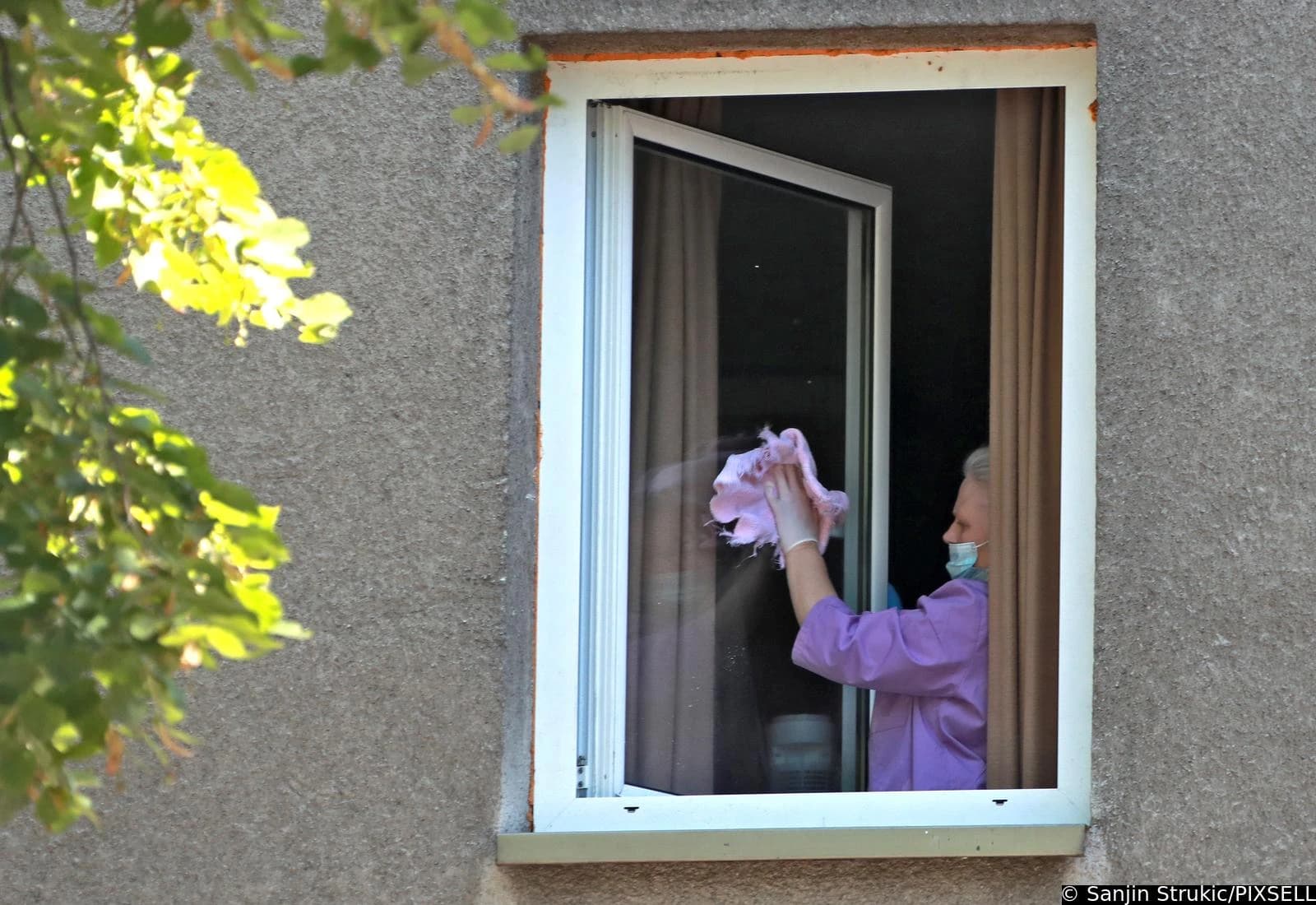 Vrijeme je za pranje prozora: Trikovi za savšeno čisto i sjajno staklo, bez tragova