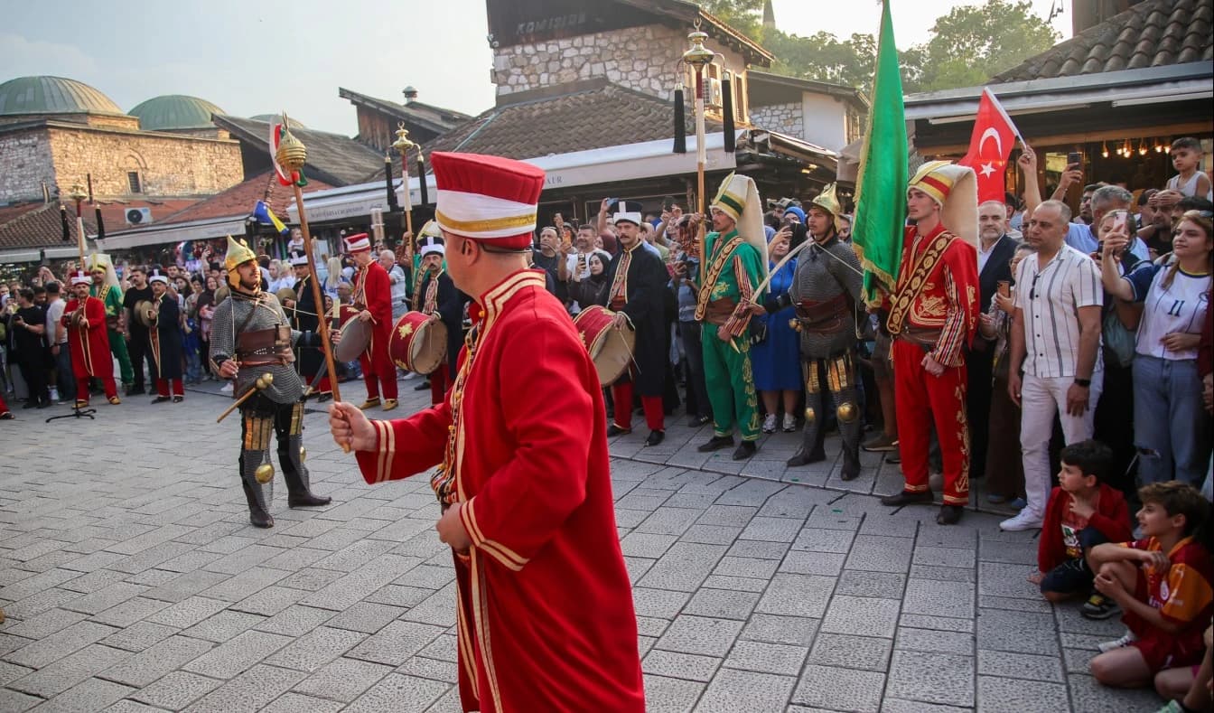 Mehter orkestar oduševio Sarajlije i turiste: Osmanski vojni zvuci odzvanjali Baščaršijom