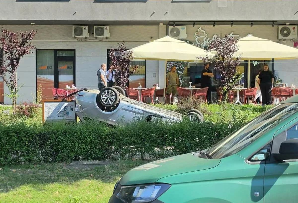 Nesreća u sarajevskom naselju Otoka: Vozilo na krovu, vozač u bolnici