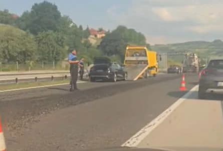 Asfalt iz kamiona se rasuo po autocesti na dionici Visoko - Ilijaš, pa se sudarila tri vozila