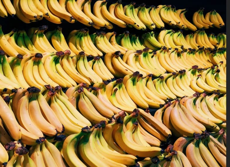 Ako vidite da su banane u marketu vlažne, ne kupujte ih: Evo šta se krije iza toga!