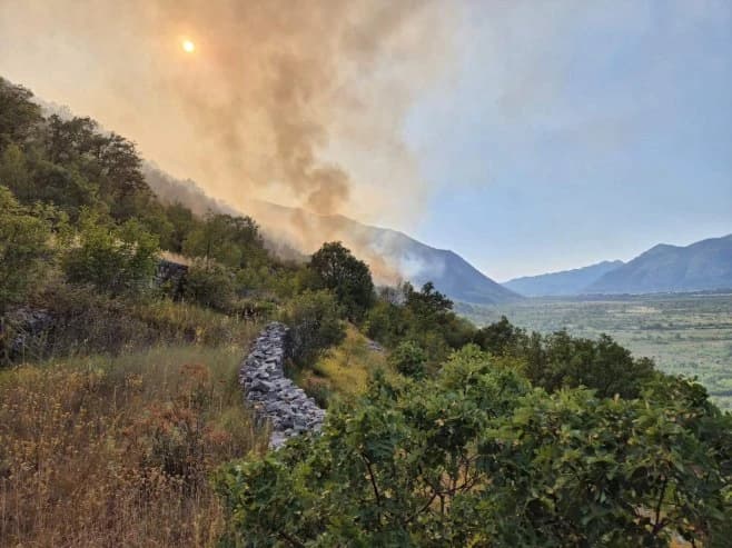 Požar iz Popovog polja proširio se na Trebinje: Apel mještanima da pomognu kako bi se zaštitile kuće