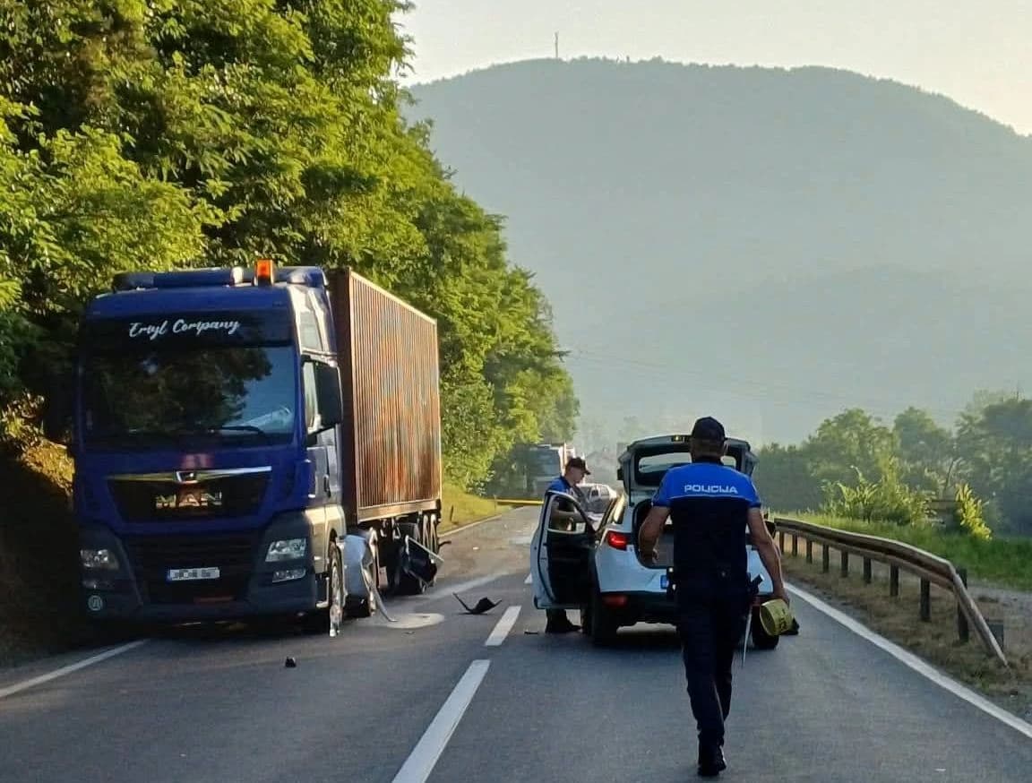 Sudar kamiona i golfa kod Maglaja, tri osobe prebačene u zeničku bolnicu