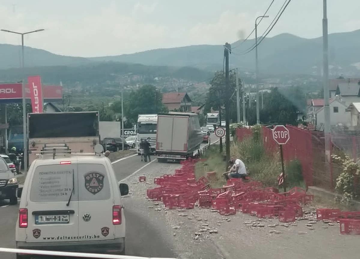Nezgoda kod Viteza: Stotine flaša Coca-cole završile na cesti, saobraćaj otežan