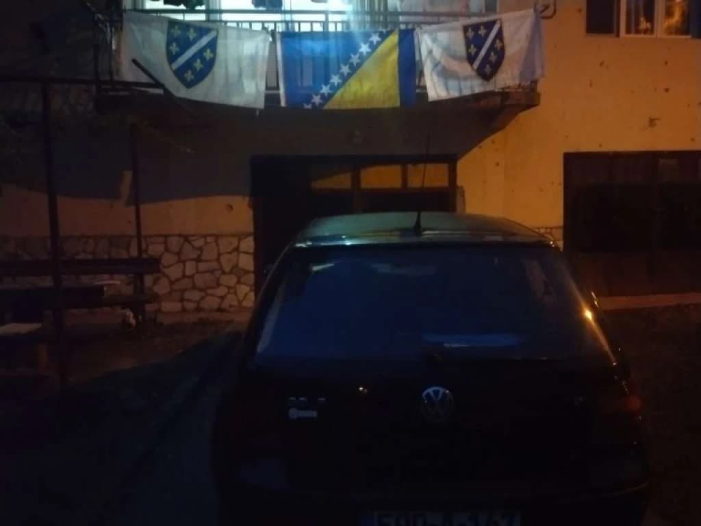 Povratniku u Novo Goražde noćas oduzete zastave s ljiljanima