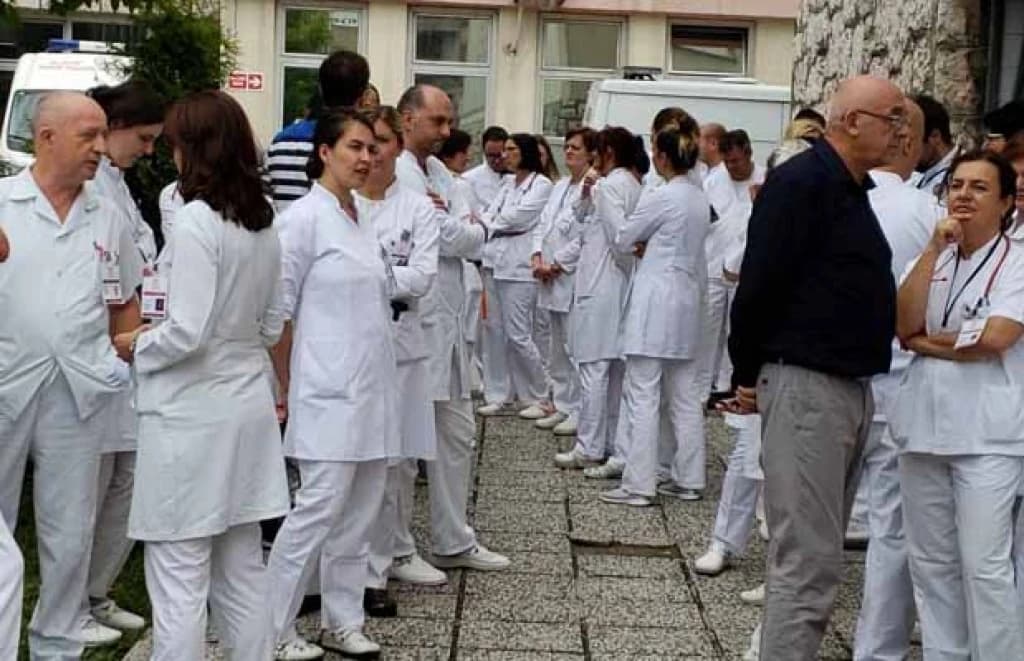 Ljekari KS pripremaju se za štrajk, Vladi poručili da ne zna voditi posao: Razlog su plaće, kao i uvijek