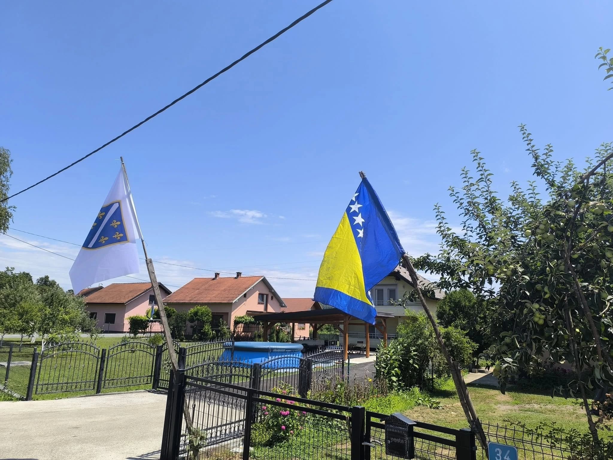 Provokacija na međuentitetskoj liniji kod Sanskog Mosta: S porodične kuće strgnute i odnesene zastave BiH