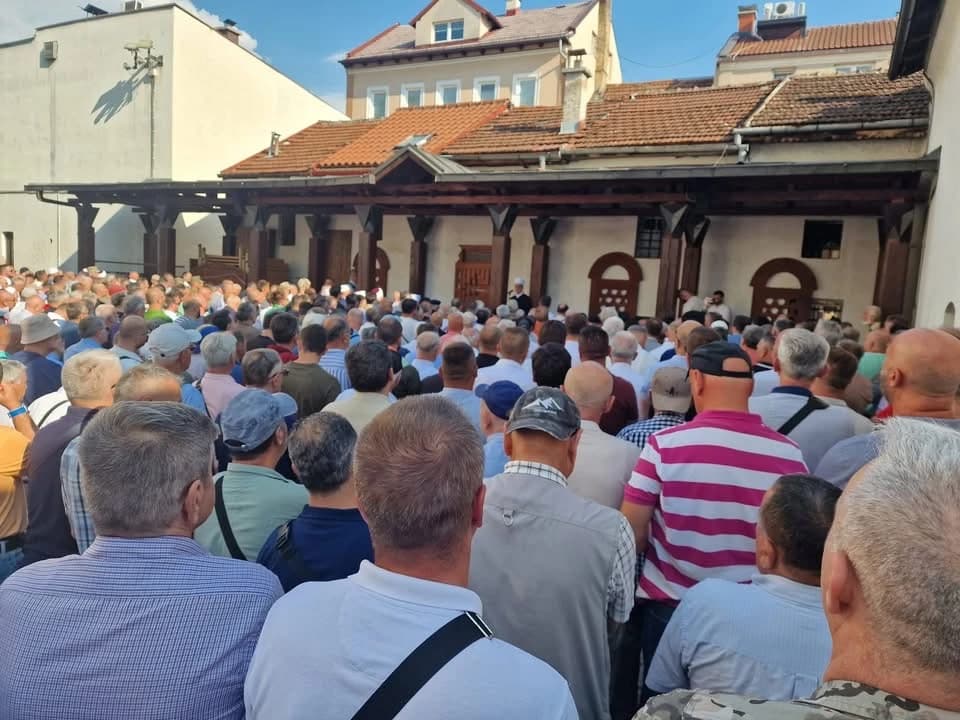 Klanjana dženaza Ismetu Hadžiću Muteveliji