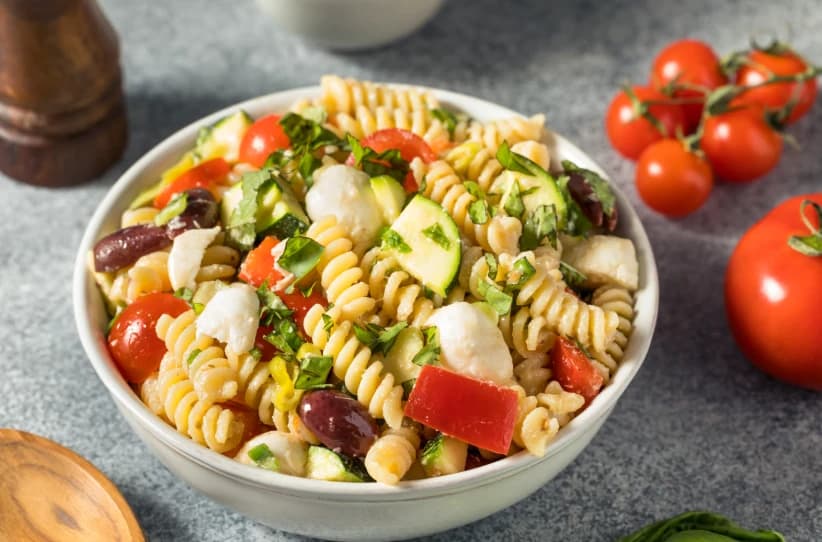 Grčka salata s tjesteninom idealna za ljetne dane