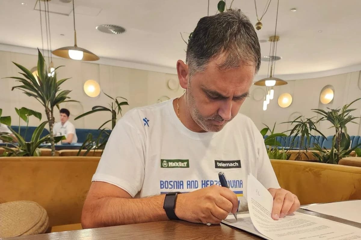 Gjergja je ugovor sa Studentima potpisao u opremi reprezentacije BiH