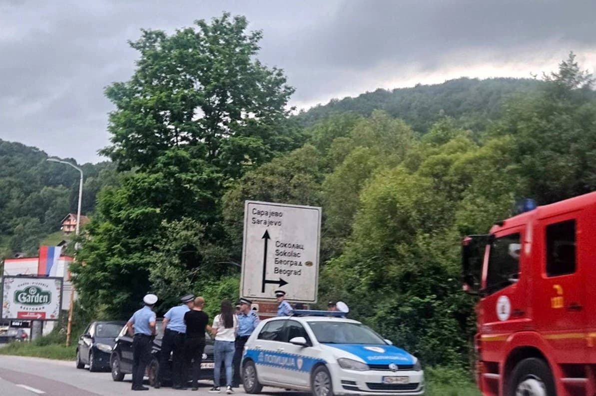 Drama na Palama: Policija pregovara sa Sarajlijom koji ne želi sići sa drveta
